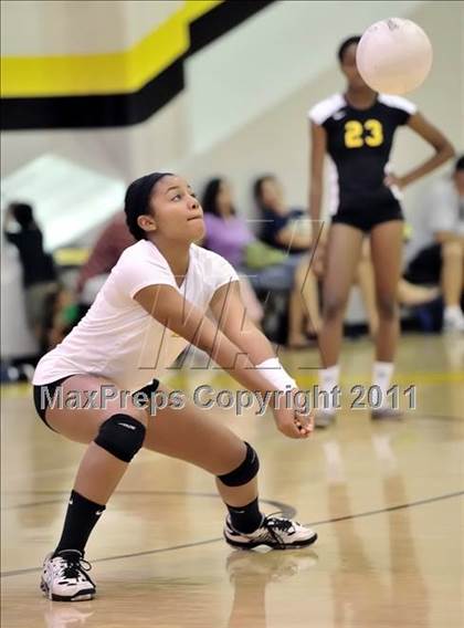 Thumbnail 2 in Capistrano Valley vs Downey (Aloha Cougar Classic) photogallery.