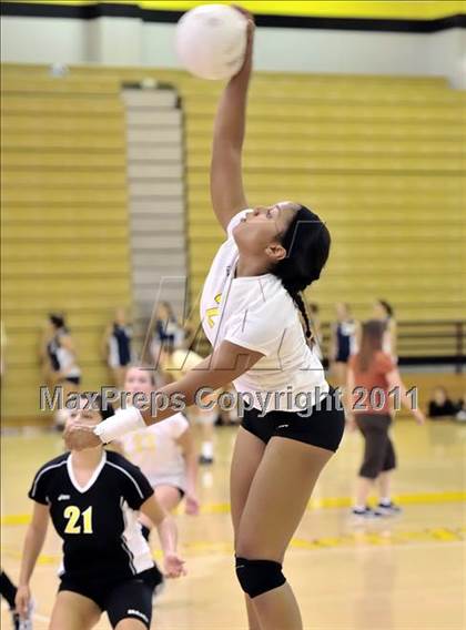 Thumbnail 1 in Capistrano Valley vs Downey (Aloha Cougar Classic) photogallery.