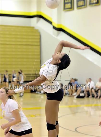 Thumbnail 2 in Capistrano Valley vs Downey (Aloha Cougar Classic) photogallery.