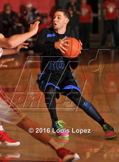 Thumbnail 2 in Shadow Mountain @ Mater Dei (Nike Extravaganza) photogallery.