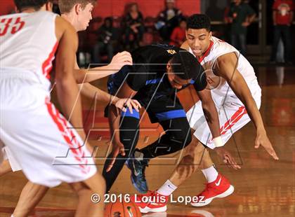 Thumbnail 2 in Shadow Mountain @ Mater Dei (Nike Extravaganza) photogallery.