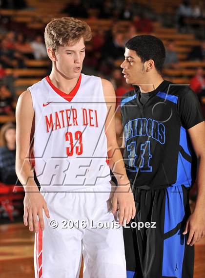 Thumbnail 2 in Shadow Mountain @ Mater Dei (Nike Extravaganza) photogallery.