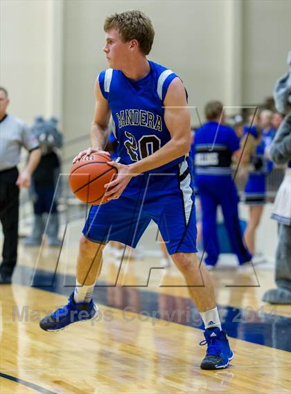 Thumbnail 2 in La Vernia vs. Bandera (UIL 3A Bi-District) photogallery.