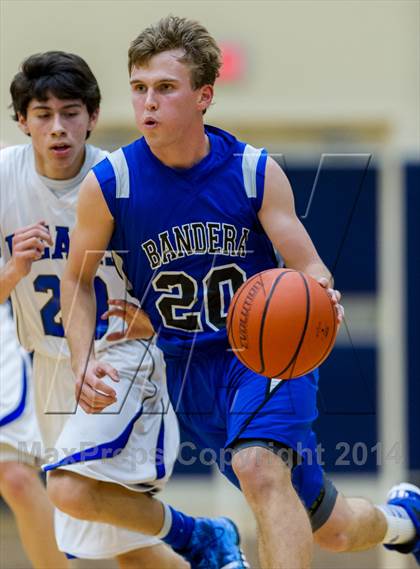 Thumbnail 2 in La Vernia vs. Bandera (UIL 3A Bi-District) photogallery.