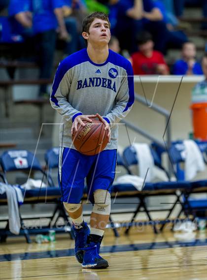 Thumbnail 2 in La Vernia vs. Bandera (UIL 3A Bi-District) photogallery.