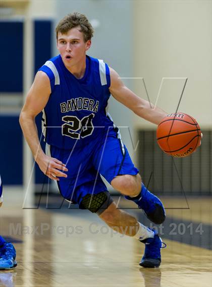 Thumbnail 2 in La Vernia vs. Bandera (UIL 3A Bi-District) photogallery.