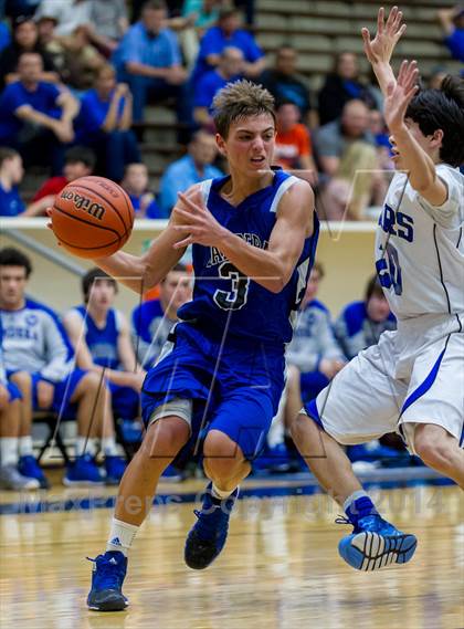 Thumbnail 2 in La Vernia vs. Bandera (UIL 3A Bi-District) photogallery.