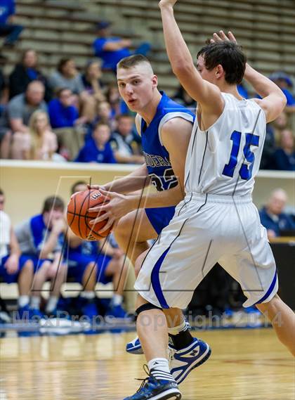 Thumbnail 2 in La Vernia vs. Bandera (UIL 3A Bi-District) photogallery.