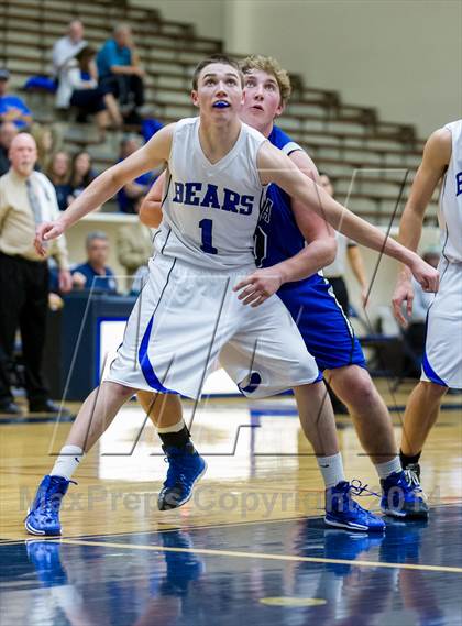 Thumbnail 2 in La Vernia vs. Bandera (UIL 3A Bi-District) photogallery.