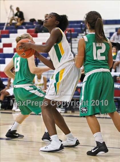 Thumbnail 2 in St. Mary's vs. Memphis Central (Nike Tournament of Champions) photogallery.