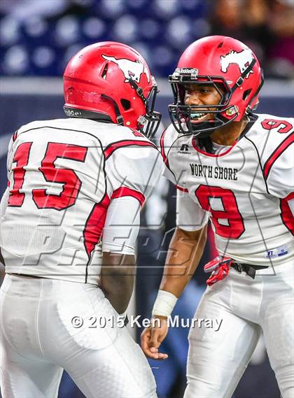 Thumbnail 3 in North Shore vs Cypress Falls (UIL 6A Regional Playoff) photogallery.