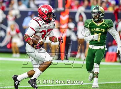 Thumbnail 3 in North Shore vs Cypress Falls (UIL 6A Regional Playoff) photogallery.