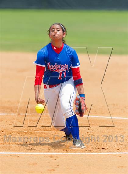 Thumbnail 2 in Leander vs. Gregory-Portland (UIL 4A Region IV Regional Quarter Finals) photogallery.