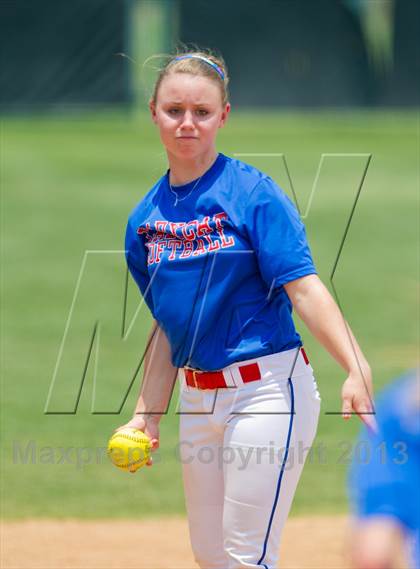 Thumbnail 2 in Leander vs. Gregory-Portland (UIL 4A Region IV Regional Quarter Finals) photogallery.