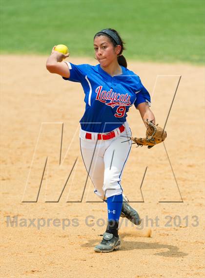 Thumbnail 1 in Leander vs. Gregory-Portland (UIL 4A Region IV Regional Quarter Finals) photogallery.