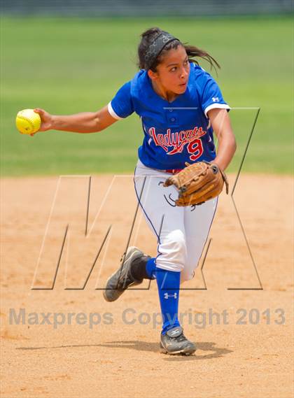 Thumbnail 1 in Leander vs. Gregory-Portland (UIL 4A Region IV Regional Quarter Finals) photogallery.