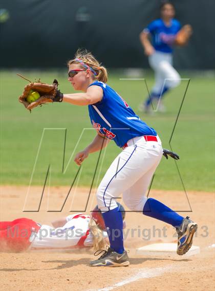 Thumbnail 2 in Leander vs. Gregory-Portland (UIL 4A Region IV Regional Quarter Finals) photogallery.