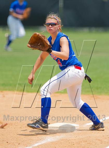 Thumbnail 2 in Leander vs. Gregory-Portland (UIL 4A Region IV Regional Quarter Finals) photogallery.