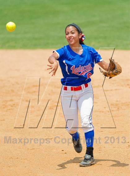 Thumbnail 2 in Leander vs. Gregory-Portland (UIL 4A Region IV Regional Quarter Finals) photogallery.