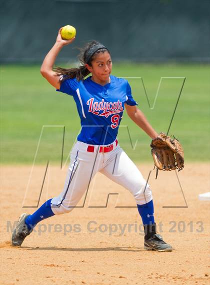Thumbnail 1 in Leander vs. Gregory-Portland (UIL 4A Region IV Regional Quarter Finals) photogallery.