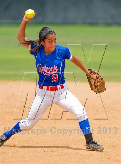 Thumbnail 3 in Leander vs. Gregory-Portland (UIL 4A Region IV Regional Quarter Finals) photogallery.