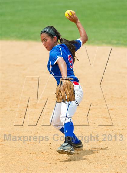 Thumbnail 2 in Leander vs. Gregory-Portland (UIL 4A Region IV Regional Quarter Finals) photogallery.
