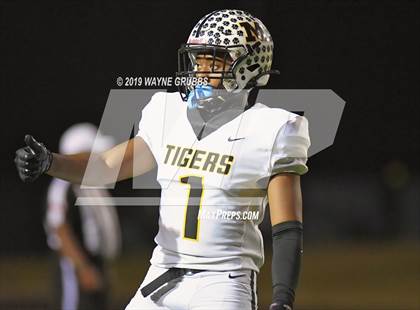 Thumbnail 1 in Jefferson vs. Malakoff (UIL 3A Area Region II Playoff) photogallery.