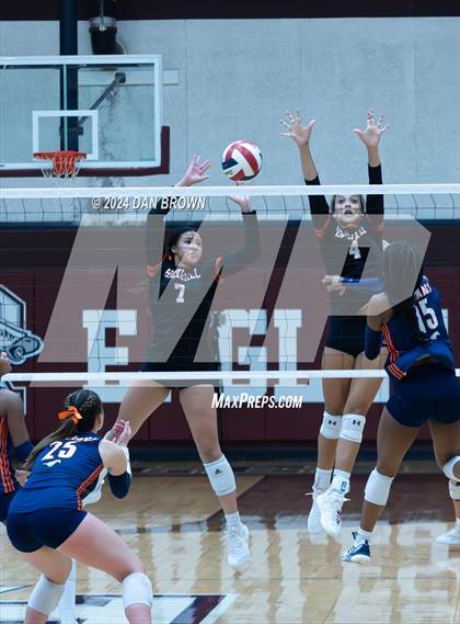 Thumbnail 2 in Rockwall vs. Sachse (UIL 6A Bi-District Playoffs) photogallery.
