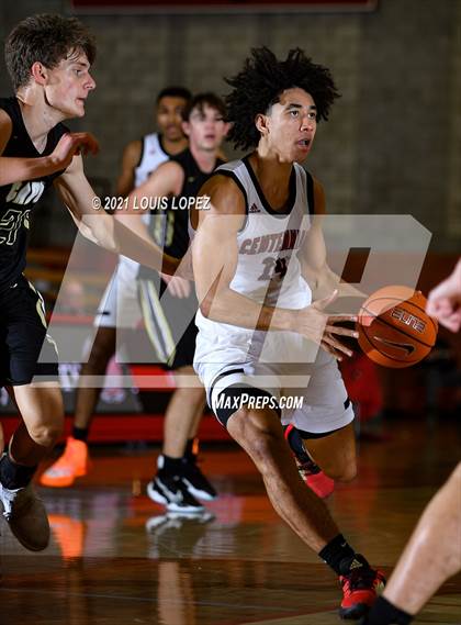 Thumbnail 2 in Capistrano Valley vs. Centennial (Mater Dei Extravaganza) photogallery.