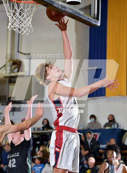 Thumbnail 3 in De La Salle vs. Campolindo (Gridley Invitational) photogallery.