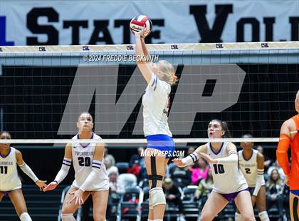 Thumbnail 2 in Grand Oaks vs. Fulshear (UIL 6A Volleyball Division I Final) photogallery.