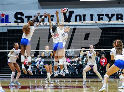 Thumbnail 3 in Grand Oaks vs. Fulshear (UIL 6A Volleyball Division I Final) photogallery.