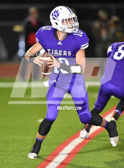 Thumbnail 3 in S & S Consolidated vs. Jacksboro (UIL 3A Division 2 Region 2 Bi-District) photogallery.