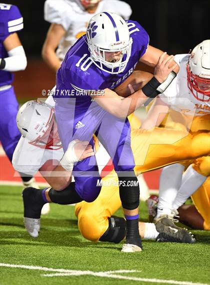 Thumbnail 3 in S & S Consolidated vs. Jacksboro (UIL 3A Division 2 Region 2 Bi-District) photogallery.