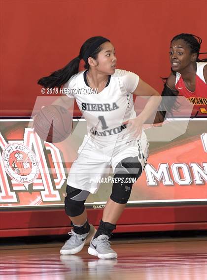 Thumbnail 3 in Etiwanda vs. Sierra Canyon (Matt Denning Hoops Classic) photogallery.