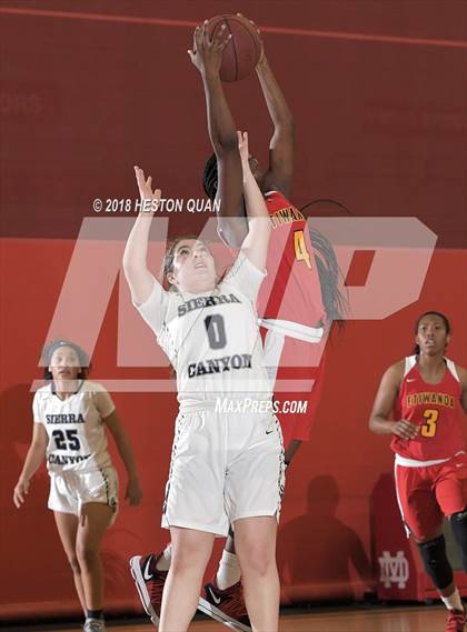 Thumbnail 2 in Etiwanda vs. Sierra Canyon (Matt Denning Hoops Classic) photogallery.