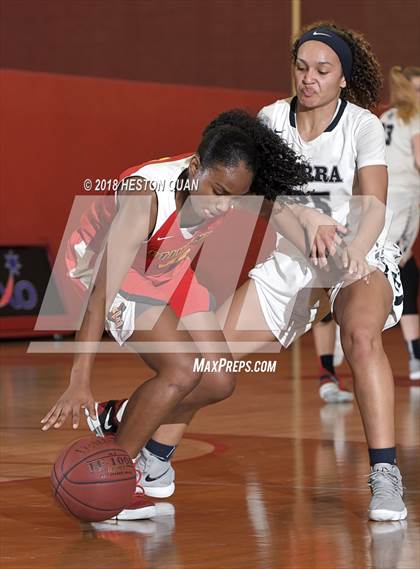 Thumbnail 1 in Etiwanda vs. Sierra Canyon (Matt Denning Hoops Classic) photogallery.