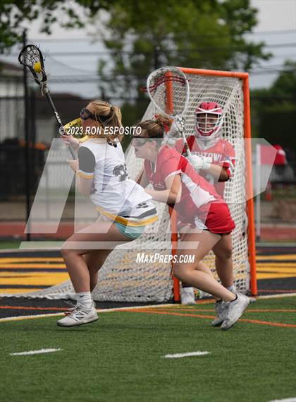 Thumbnail 3 in Smithtown East vs Commack photogallery.