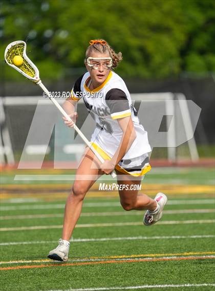 Thumbnail 2 in Smithtown East vs Commack photogallery.