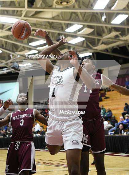 Thumbnail 3 in MacDuffie vs. Putnam Science Academy (Spalding Hoophall Classic) photogallery.
