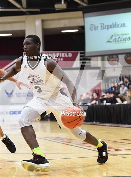 Thumbnail 3 in MacDuffie vs. Putnam Science Academy (Spalding Hoophall Classic) photogallery.