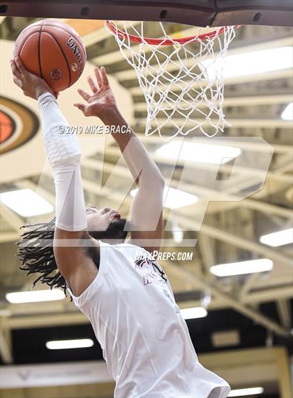Thumbnail 2 in MacDuffie vs. Putnam Science Academy (Spalding Hoophall Classic) photogallery.