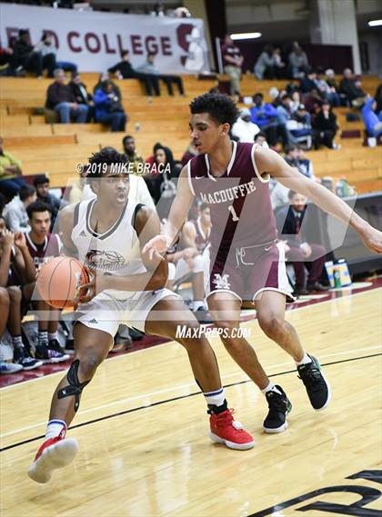 Thumbnail 2 in MacDuffie vs. Putnam Science Academy (Spalding Hoophall Classic) photogallery.