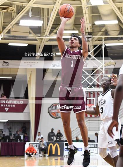 Thumbnail 2 in MacDuffie vs. Putnam Science Academy (Spalding Hoophall Classic) photogallery.