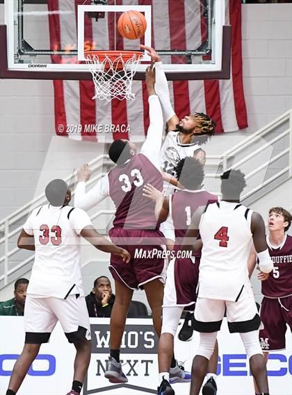 Thumbnail 1 in MacDuffie vs. Putnam Science Academy (Spalding Hoophall Classic) photogallery.