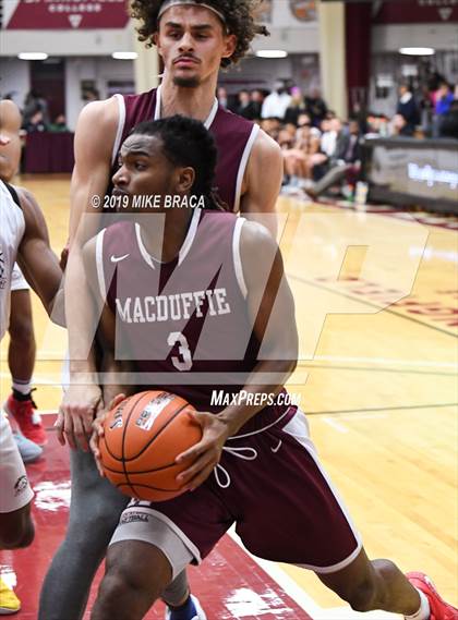 Thumbnail 2 in MacDuffie vs. Putnam Science Academy (Spalding Hoophall Classic) photogallery.