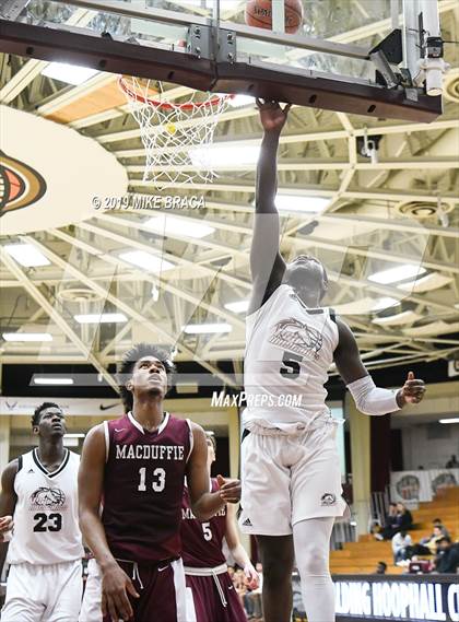 Thumbnail 2 in MacDuffie vs. Putnam Science Academy (Spalding Hoophall Classic) photogallery.