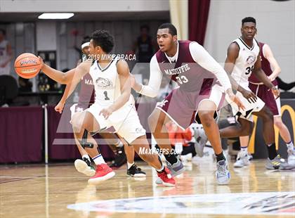 Thumbnail 3 in MacDuffie vs. Putnam Science Academy (Spalding Hoophall Classic) photogallery.