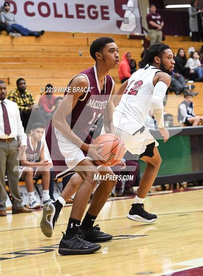 Thumbnail 2 in MacDuffie vs. Putnam Science Academy (Spalding Hoophall Classic) photogallery.