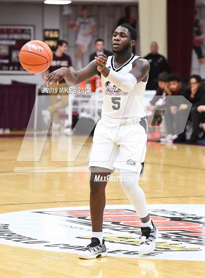 Thumbnail 3 in MacDuffie vs. Putnam Science Academy (Spalding Hoophall Classic) photogallery.